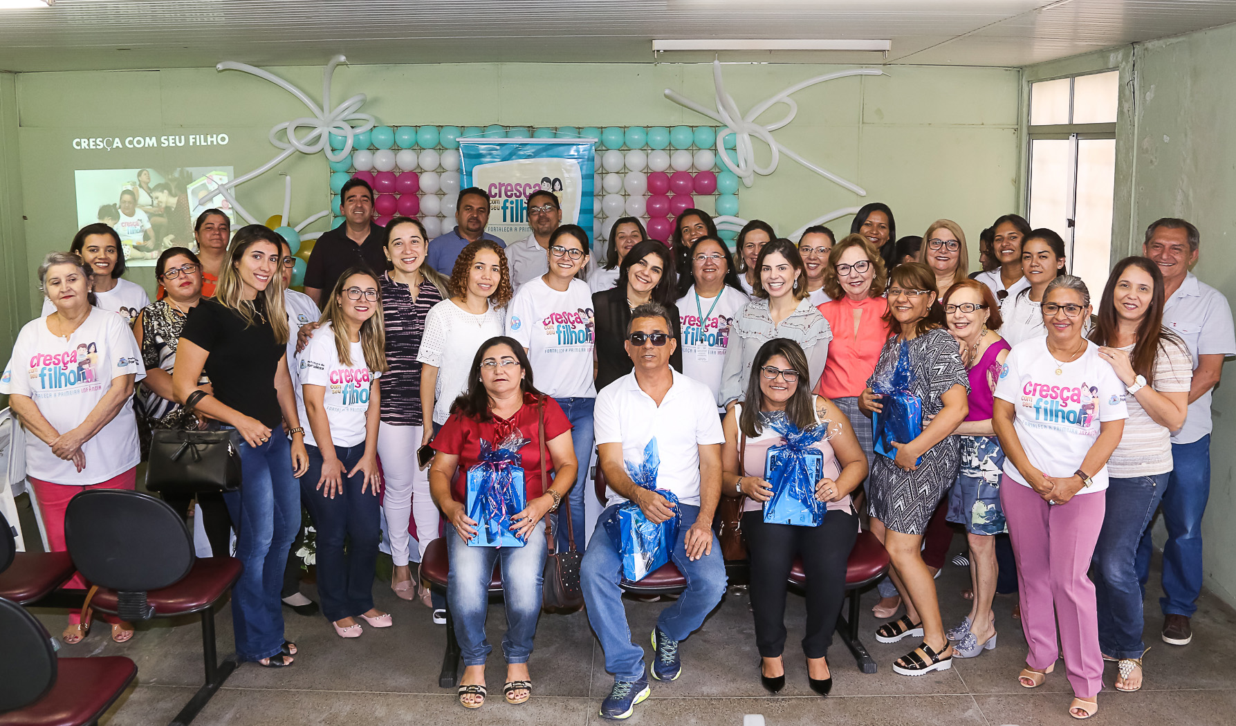 várias pessoas posam para a foto